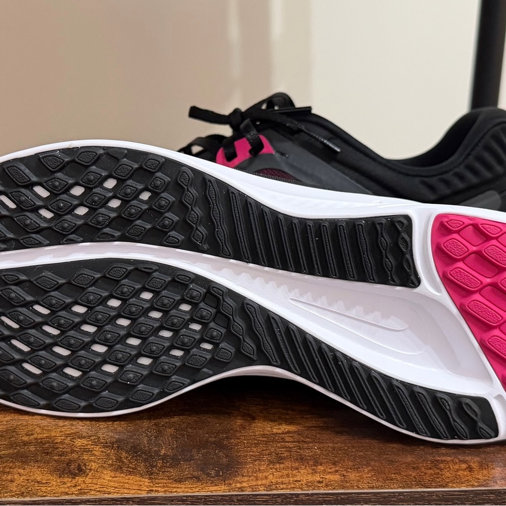 Nike Women's Black and Metallic Gold Athletic Shoes New in Box Size 8 - Picture 6 of 13